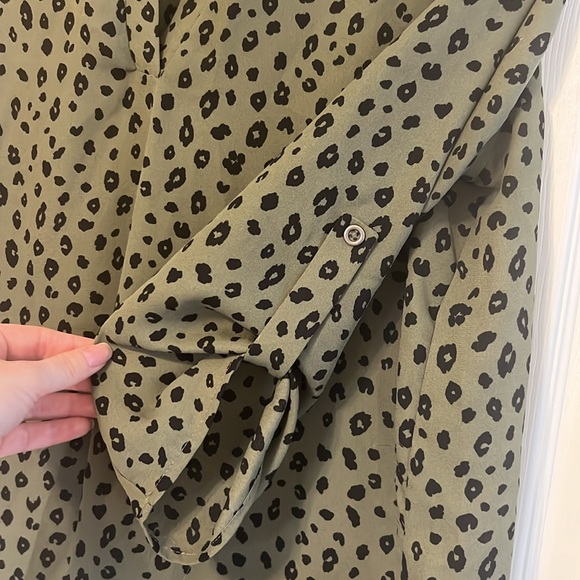 Lush Warren Split Neck Blouse green leopard print size medium - Picture 4 of 6
